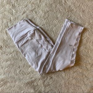 Alo Chevron Capri Leggings in White Size Small